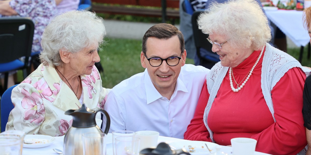 PiS skupiał się na zapewnieniu świadczeń emerytom. Na zdjęciu premier Mateusz Morawiecki podczas wizyty w dziennym domu seniora w Woli Karczewskiej