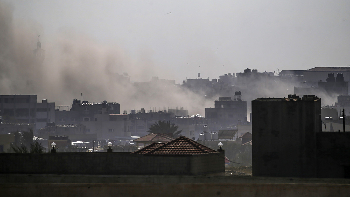 Pomimo izraelskich nalotów w dwóch miastach Strefy Gazy trwały w niedzielę walki z Hamasem: w mieście Gaza na północy terytorium i w Chan Junus na południu. Agencja Reutera ocenia, że świadczą one o tym, że Hamas nadal utrzymuje pewną kontrolę przed potencjalnym rozejmem.