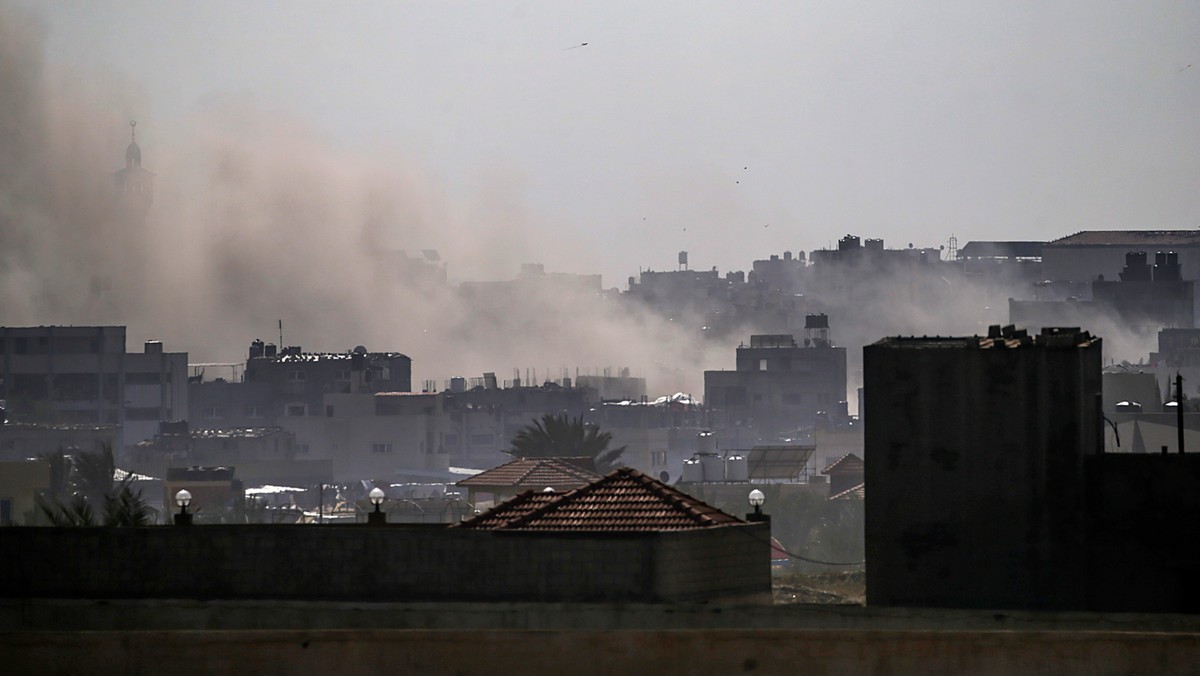 Pomimo izraelskich nalotów w dwóch miastach Strefy Gazy trwały w niedzielę walki z Hamasem: w mieście Gaza na północy terytorium i w Chan Junus na południu. Agencja Reutera ocenia, że świadczą one o tym, że Hamas nadal utrzymuje pewną kontrolę przed potencjalnym rozejmem.