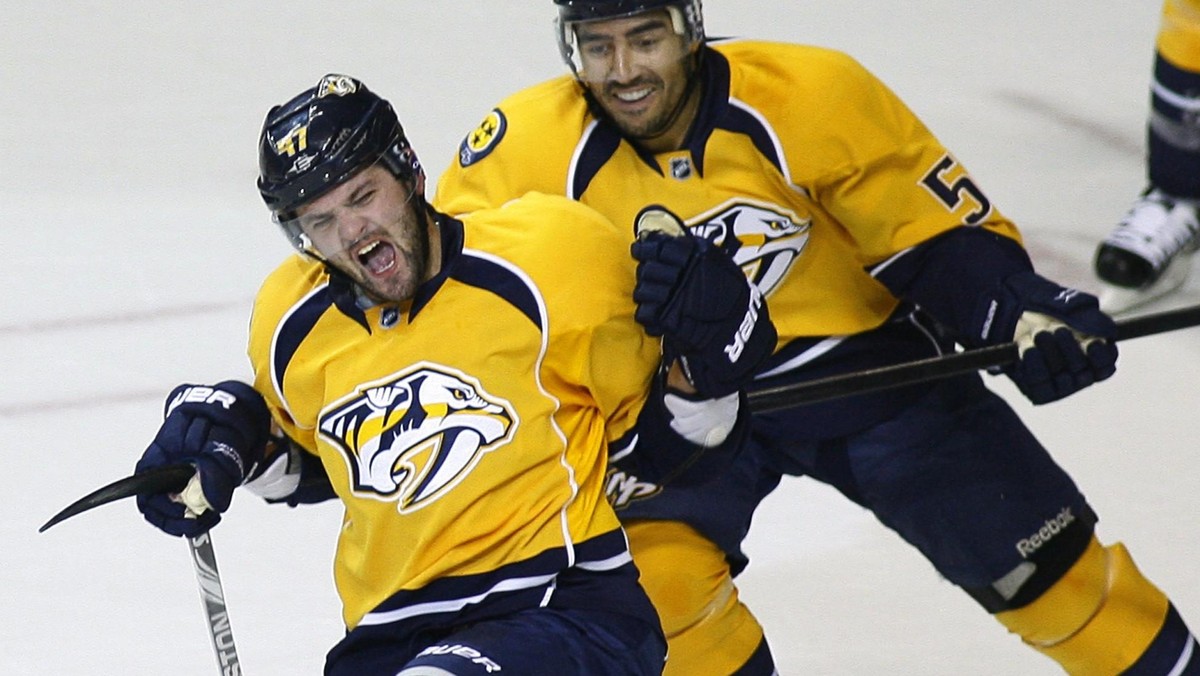 Nashville Predators są pierwszym zespołem, który może cieszyć się z awansu do kolejnej rundy fazy play-off. Drapieżcy wygrali mecz numer pięć przeciwko Detroit Red Wings 2:1 i całą rywalizację 4-1.