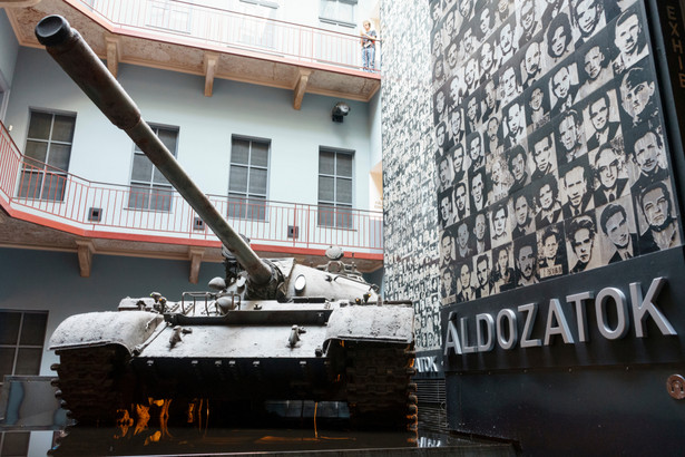 Rosyjski czołg T-54 na wystawie w Domu Terroru, muzeum poświęconemu rewolucji 1956 roku