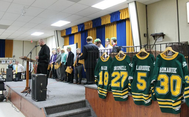 Kanadyjczycy wystawiają przed domami hokejowe kije. Chcą w ten sposób uczcić pamięć zawodników Humboldt Broncos