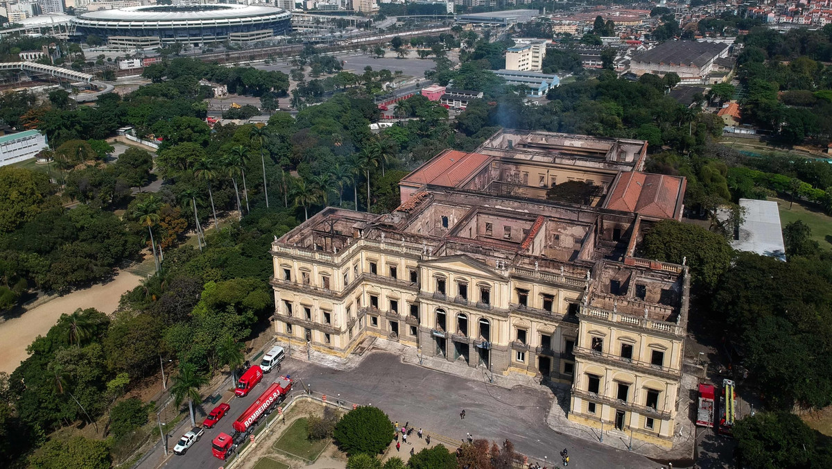 90 proc. z ponad 200 mln eksponatów spłonęło w ogromnym pożarze, który wybuchł w Muzeum Narodowym w Rio de Janeiro w ub. tygodniu. Dyplomaci Grzegorz Hajdarowicz i Andrzej Bukowiński apelują o odnowienie zbiorów spalonego Muzeum. Proponują podzielenie się przez wielkie muzea świata i kolekcjonerów "nieraz zapomnianymi czy nieeksponowanymi zbiorami odnoszącymi się do Brazylii". "Dla odtworzenia muzeum w Rio może to mieć fundamentalne znaczenie" — podkreślają.