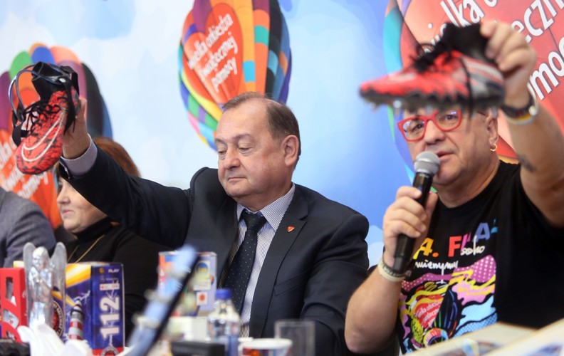 <b>10 stycznia – Finał Wielkiej Orkiestry Świątecznej Pomocy już po raz 24.</b>
<br>
<br>
Szef Fundacji Wielkiej Orkiestry Świątecznej Pomocy, główny pomysłodawca i realizator corocznego Finału WOŚP Jurek Owsiak (P) oraz prezes Fundacji WOŚP prof. Bohdan Maruszewski (L) z butami piłkarskimi Roberta Lewandowskiego przeznaczonymi na licytację.