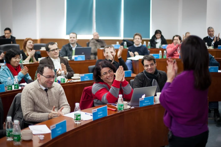 Praca w zespole wymaga sprawnej komunikacji, jednoznacznego formułowania myśli, podporządkowania jej celom oraz strategii. Studenci MBA uczą się tego na każdym kroku – nie tylko poprzez interakcje z wykładowcami, jak i studentami, ale też dzięki praktyczn