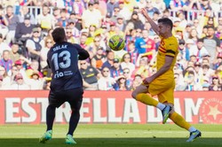 Robert Lewandowski podpisał nowy kontrakt. Polak w tej samej "stajni", co... Brad Pitt