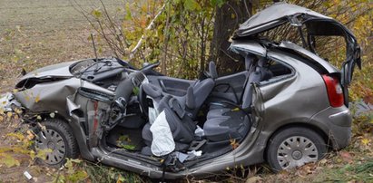 Samochód roztrzaskał się na drzewie. Autem jechała matka z dwójką dzieci. Przerażające zdjęcia