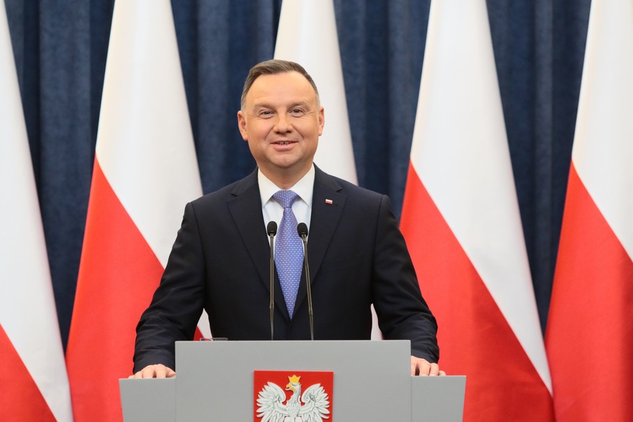 Prezydent Andrzej Duda ogłosił w poniedziałek, że nie podpisze kontrowersyjnej ustawy lex TVN forsowanej przez PiS. Wyjaśniamy, czym jest weto prezydenckie, a także, co dalej może stać się z projektem tejże ustawy