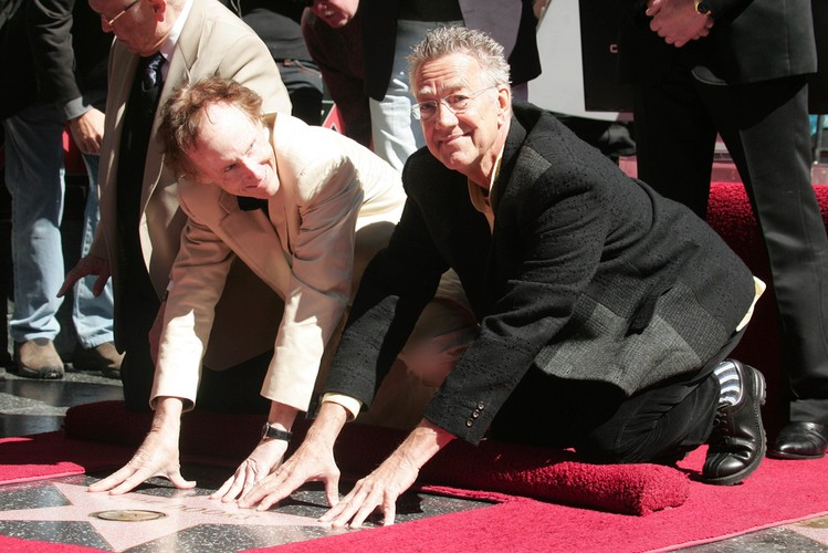 Robby Krieger i Ray Manzarek podczas odsłonięcia gwiazdy The Doors na Hollywood Walk of Fame w 2007 roku