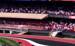 Kibic spadł z trybuny wprost na 13-letnią dziewczynkę. Wypadek na meczu w Brazylii [WIDEO]