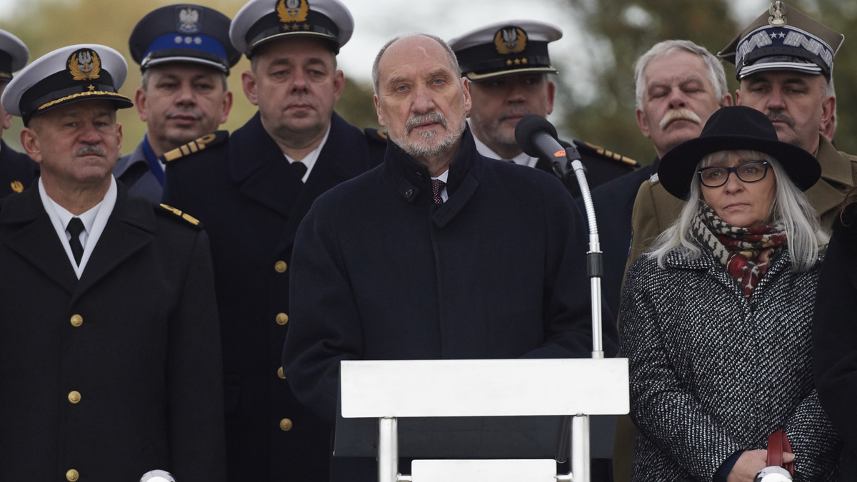 - Podniesienie bandery na ORP "Kormoran II" kończy okres beznadziei i niezdolności do działania – powiedział dziś w Gdyni minister obrony Antoni Macierewicz. Podkreślił konieczność wojskowej obecności Polski na Bałtyku.