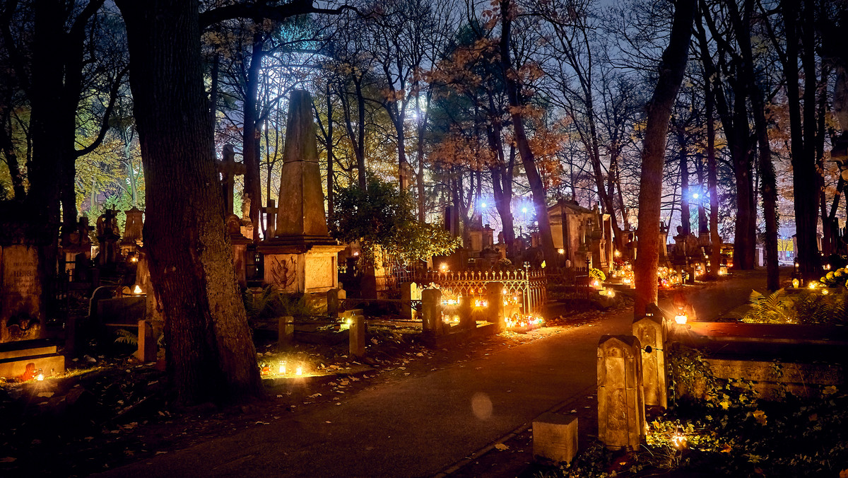 Koronawirus w Polsce. Czy można odwiedzać cmentarze? Ekspert wyjaśnia
