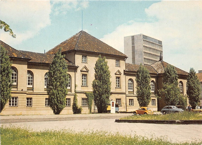 Lata 70. XX w., budynek dawnego arsenału z XVIII w. - obecnie siedziba Państwowego Muzeum Archeologicznego. 