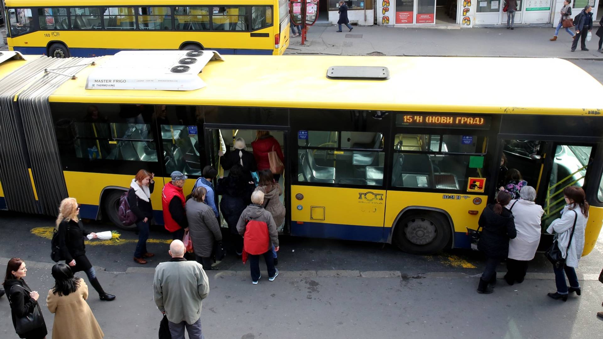 Vozač izbacio majku sa bebom iz busa zato što prosi - ljudi ga podržali