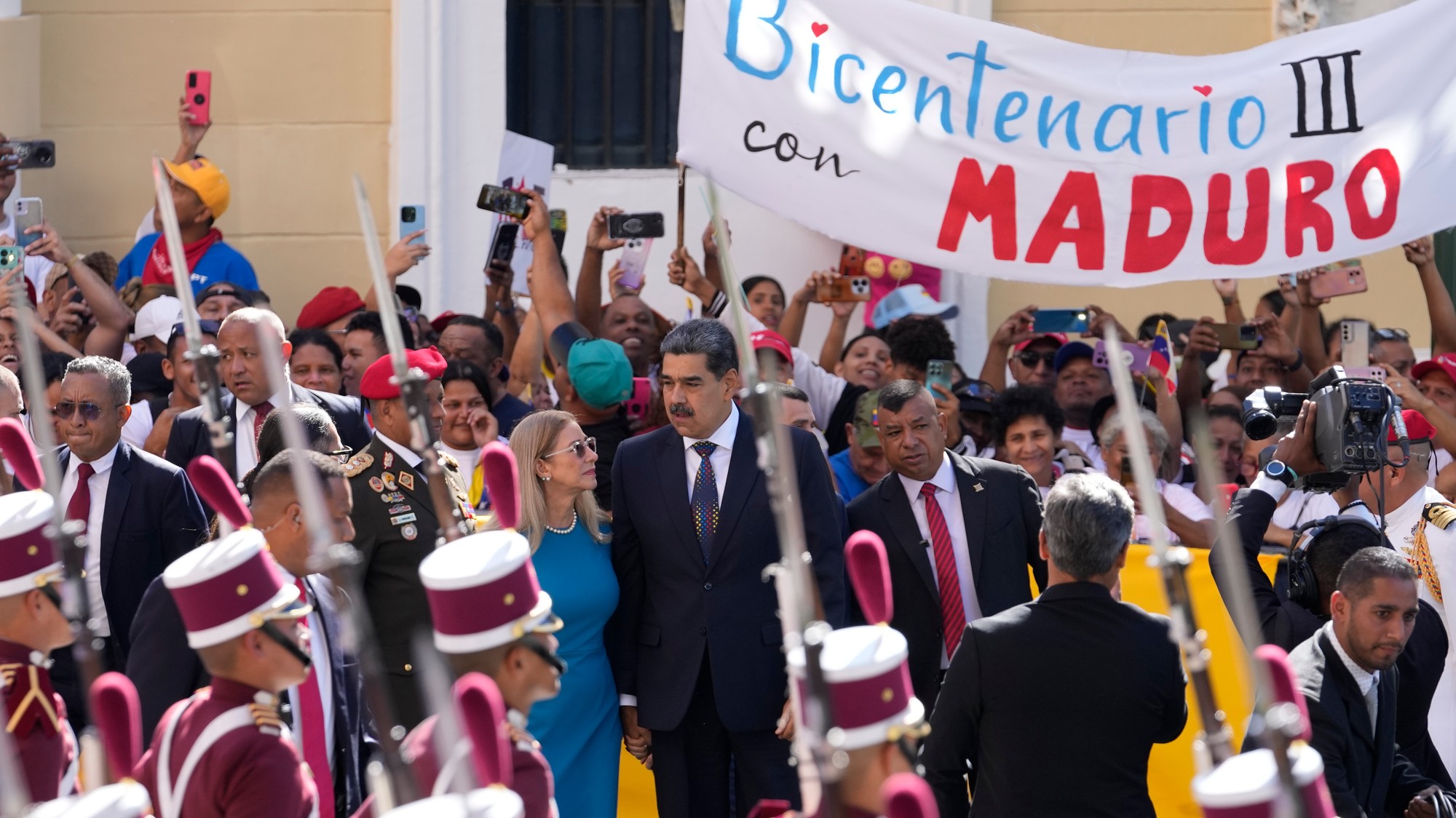 Venezuelský prezident Nicolás Maduro a jeho manželka Cilia Floresová prichádzajú  na slávnostnú inauguráciu na tretie funkčné obdobie v Caracase 10. januára 2025.
