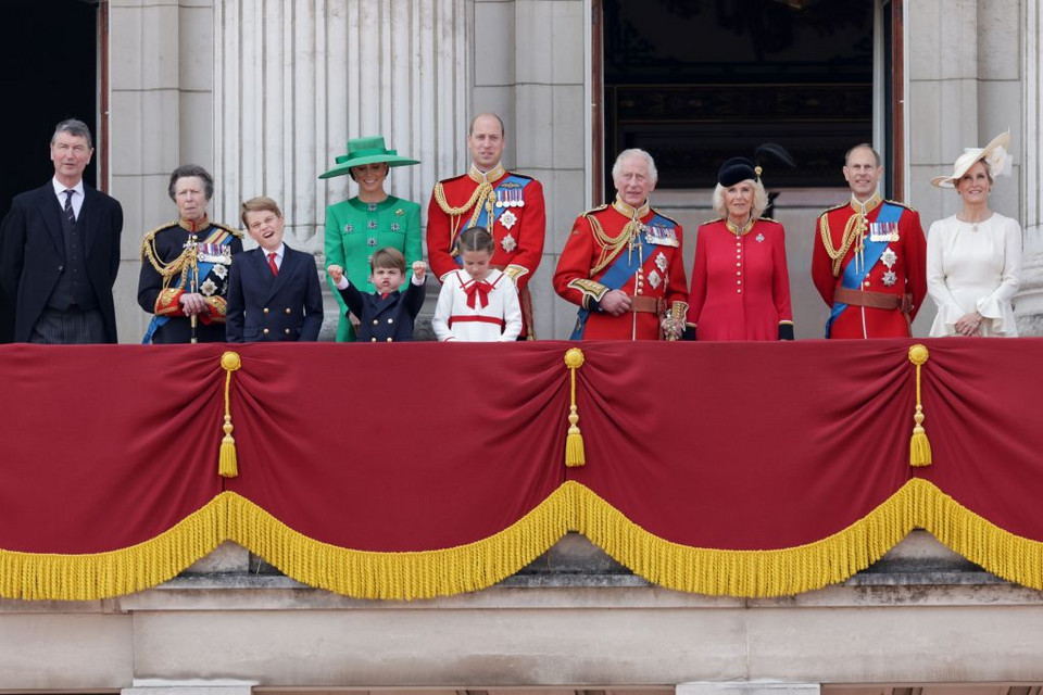 Trooping the Colour: brytyjska rodzina królewska na balkonie