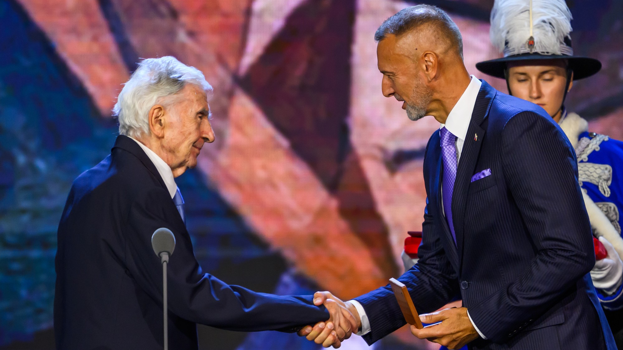 Na snímke zľava ocenený fyzik a dlhoročný predstaviteľ slovenskej vedy prof. Štefan Luby a predseda NRSR Richard Raši (Hlas-SD) počas udeľovania Štátnej ceny Jozefa Miloslava Hurbana v Bratislave 16. septembra 2026.  FOTO TASR - Jaroslav Novák