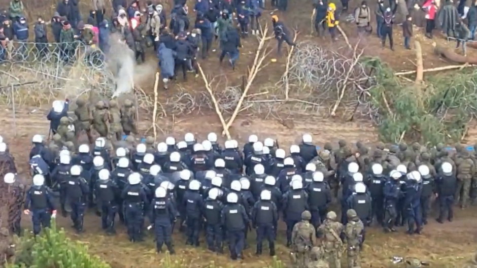 Ujęcie z nagrania służb wykonane na granicy polsko-białoruskiej pod Kuźnicą (08.11.2021)