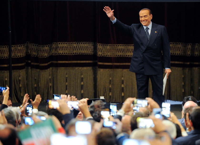Z twarzą Berlusconiego dzieje się coś niedobrego