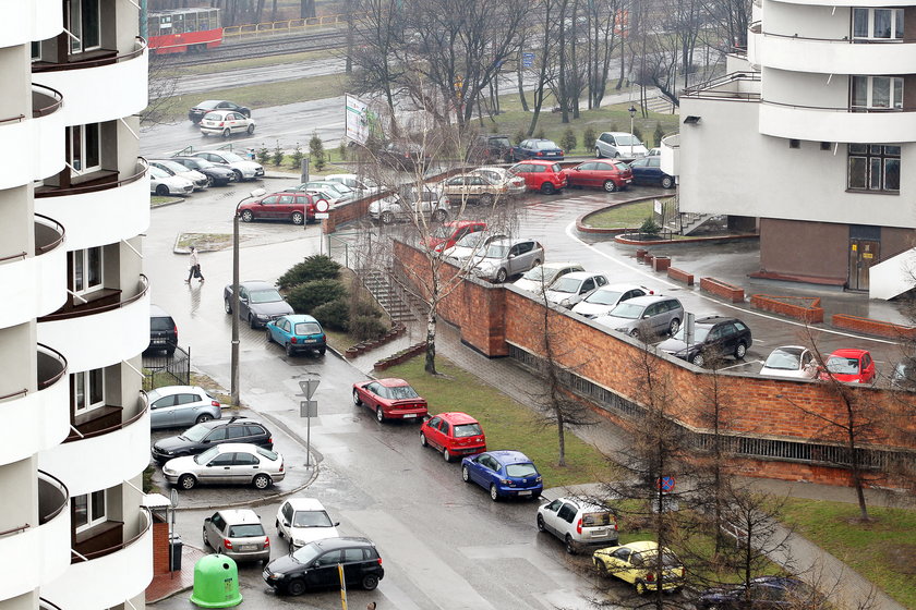 Na Tysiącleciu w Katowicach trudno zlaeźć miejsce do parkowania
