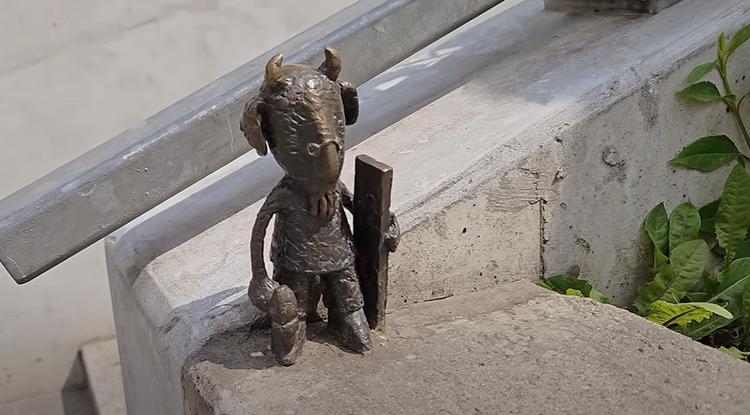 Mekk Elek mini szobra a Széll Kálmán téren található Fotó: YouTube