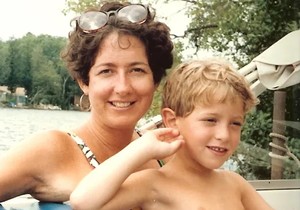 Stefan je imao 9 godina kada ga je majka ispisala iz škole, ofarbala i naterala da ponovo puzi