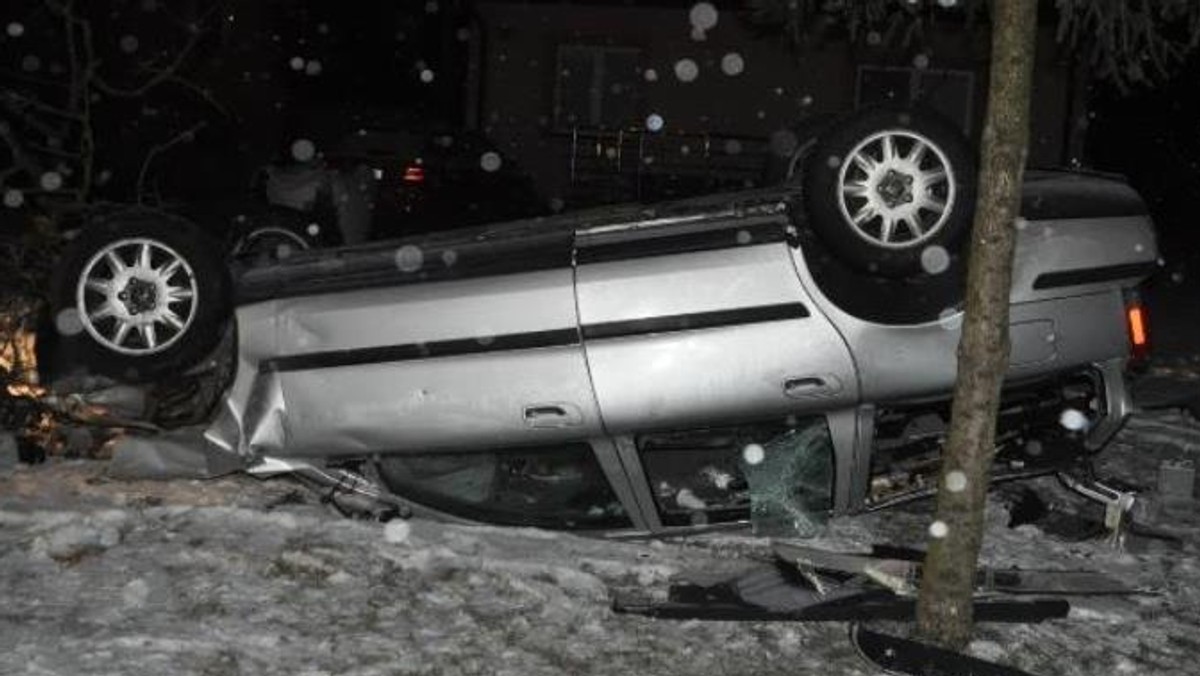 Samochód kierowany przez pijanego 43-latka z gminy Łuków wypadł z jezdni. Auto przeleciało nad jedną posesją, na drugiej uderzyło w ogrodzenie, a „wylądowało” na trzeciej. Kierowca miał 2,5 promila alkoholu w organizmie. W środku samochodu były butelki i puszki z alkoholem.