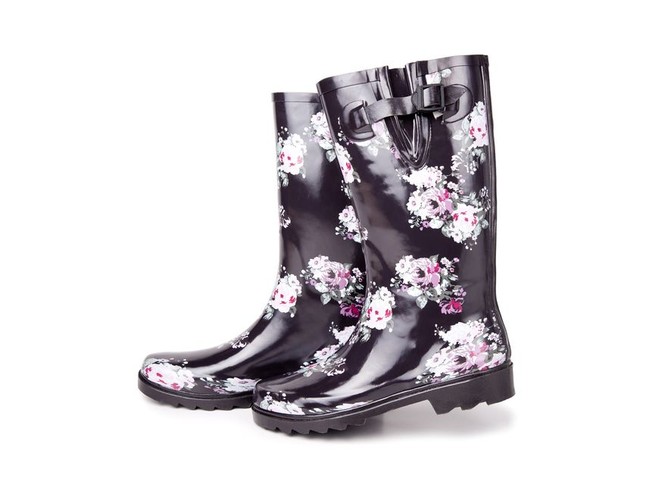 Kwiatowe obuwie na sezon wiosna-lato 2011 z kolekcji Reserved