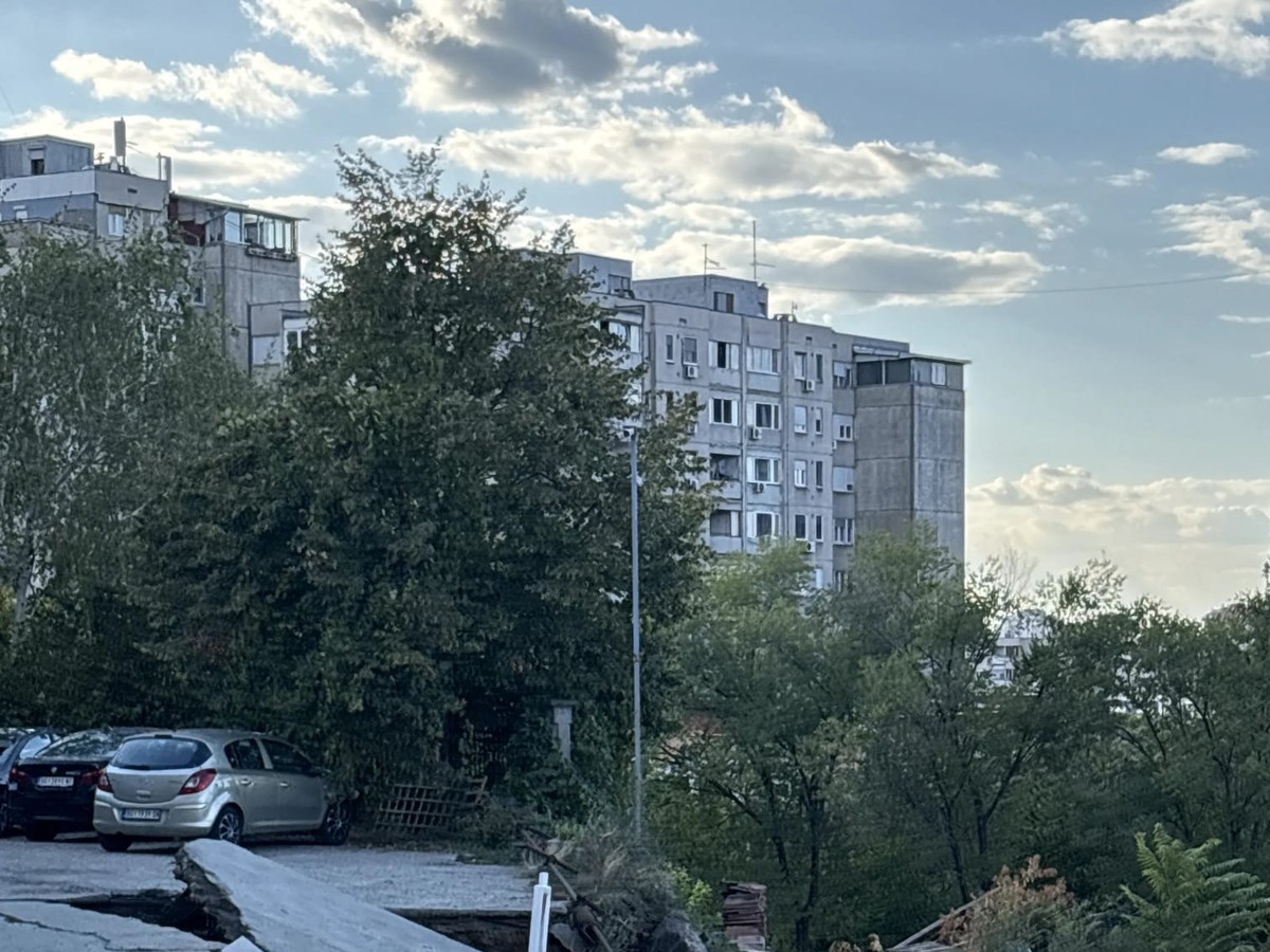 Pukao potporni zid na gradilištu u Vojvode Vlahovića, auto upao u rupu