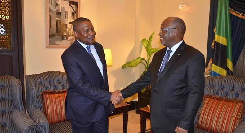Aliko Dangote (L) shaking hands with Tanzanian President John Magufuli (R) (Zambian Observer)