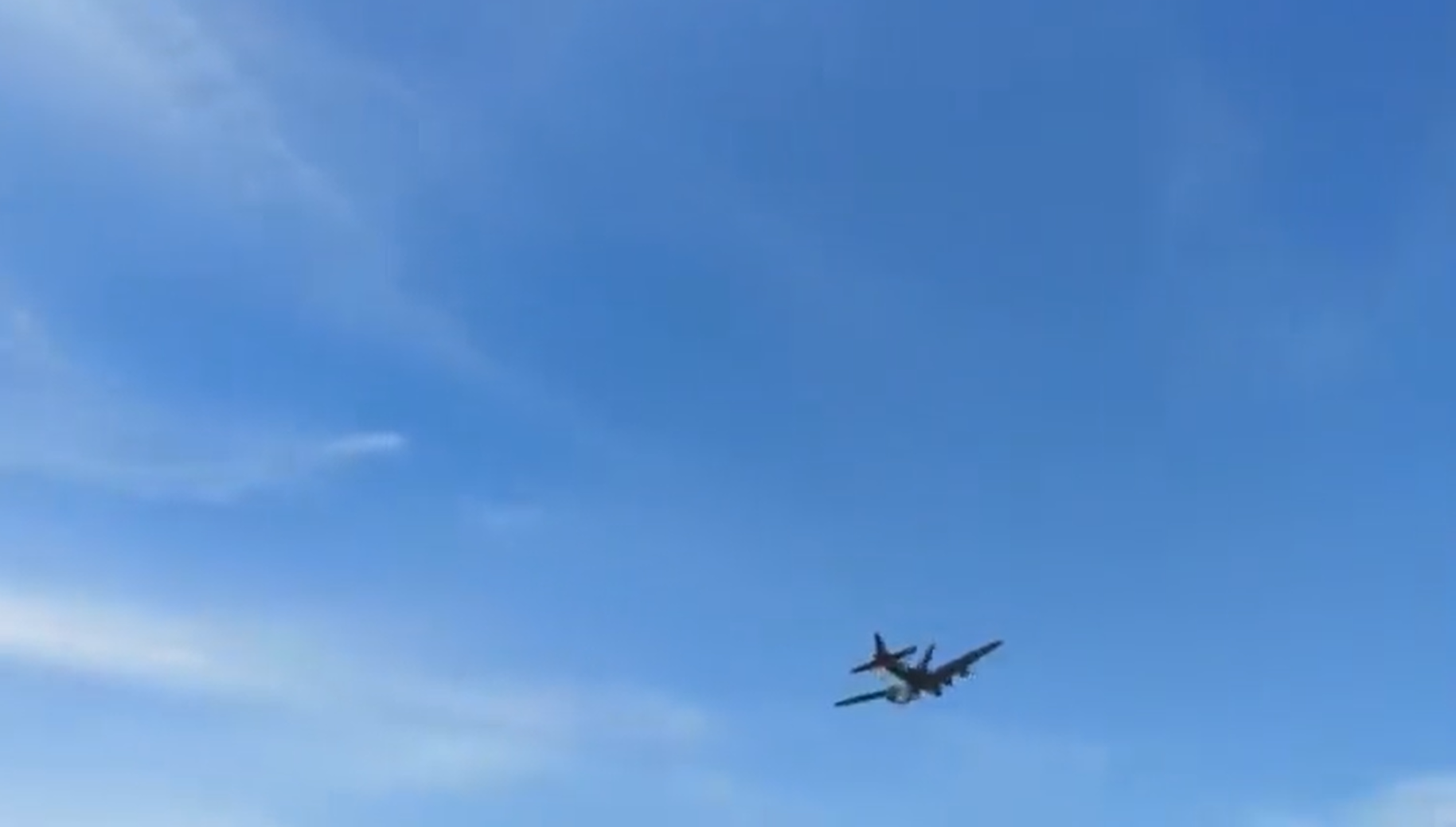 Na leteckej šou v Dallase sa zrazil bombardér so stíhačkou.