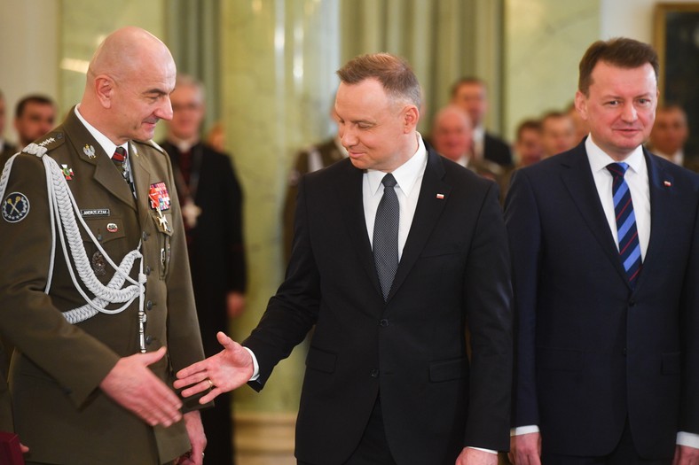 Prezydent RP Andrzej Duda (C), były szef Sztabu Generalnego Wojska Polskiego gen. Rajmund Andrzejczak (L) i minister obrony narodowej Mariusz Błaszczak (P)