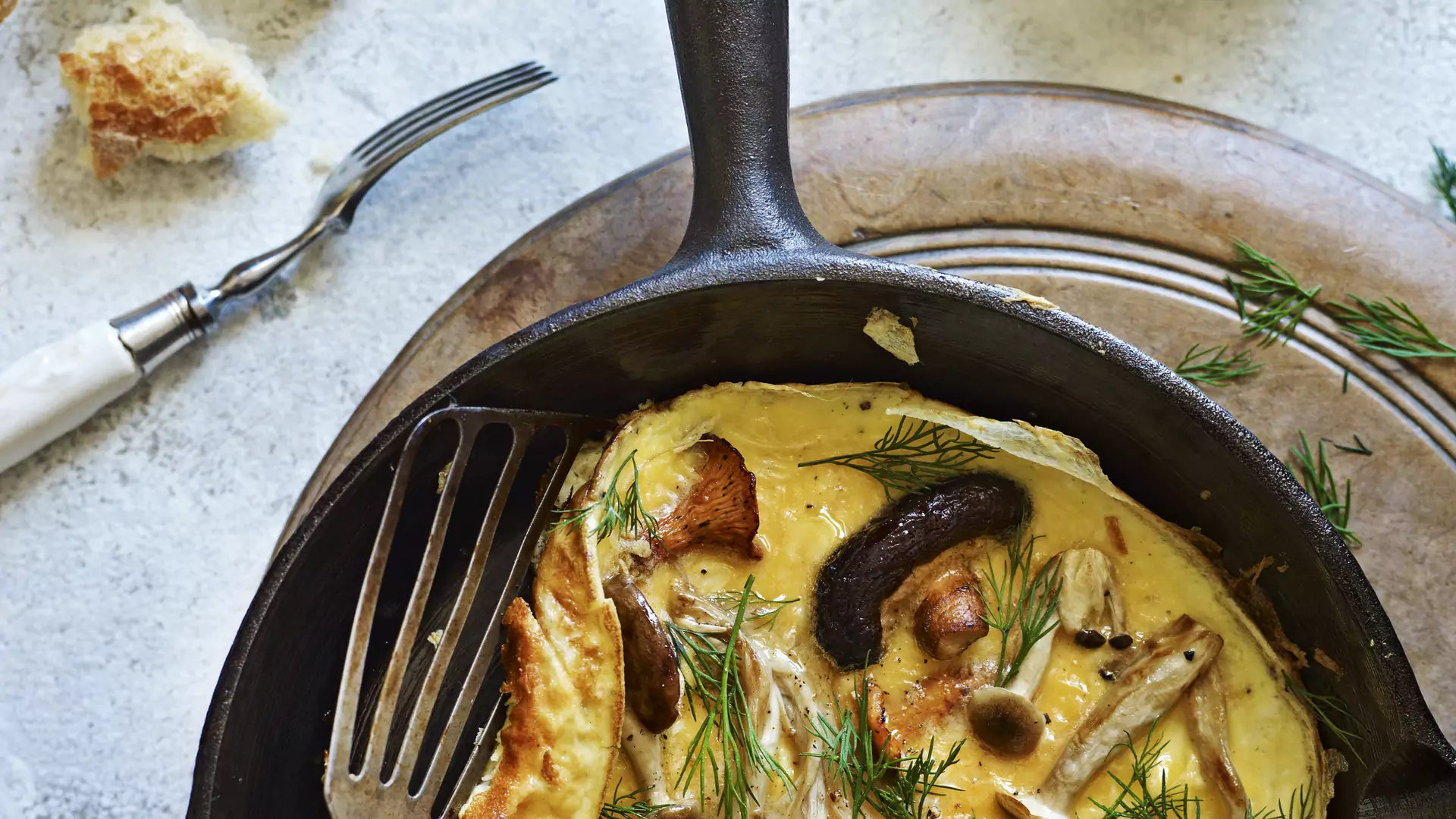 Omlet na słono. Idealny przepis, gdy masz dość zwykłych śniadań