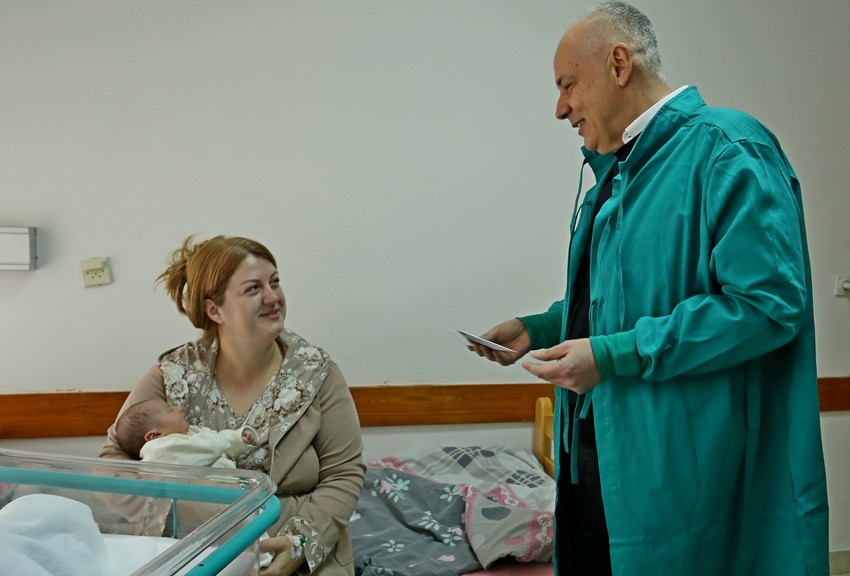 Gradonačelnik u poseti novorođenim bebama