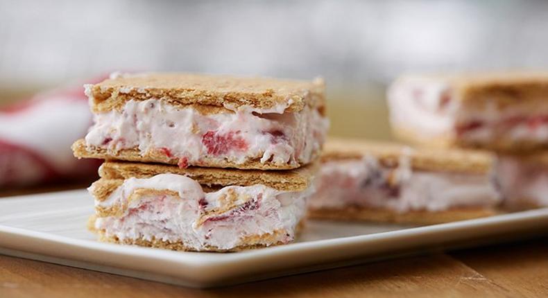 Frozen yogurt sandwiches