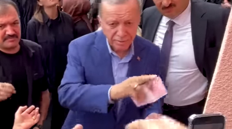 Készpénzt osztogatott Erdogan a választóknak a fülkék előtt / Fotó Youtube