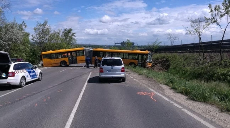 Baleset történt Érdnél, etorlaszolta egy busz a 6-os utat / Fotó: Blikk