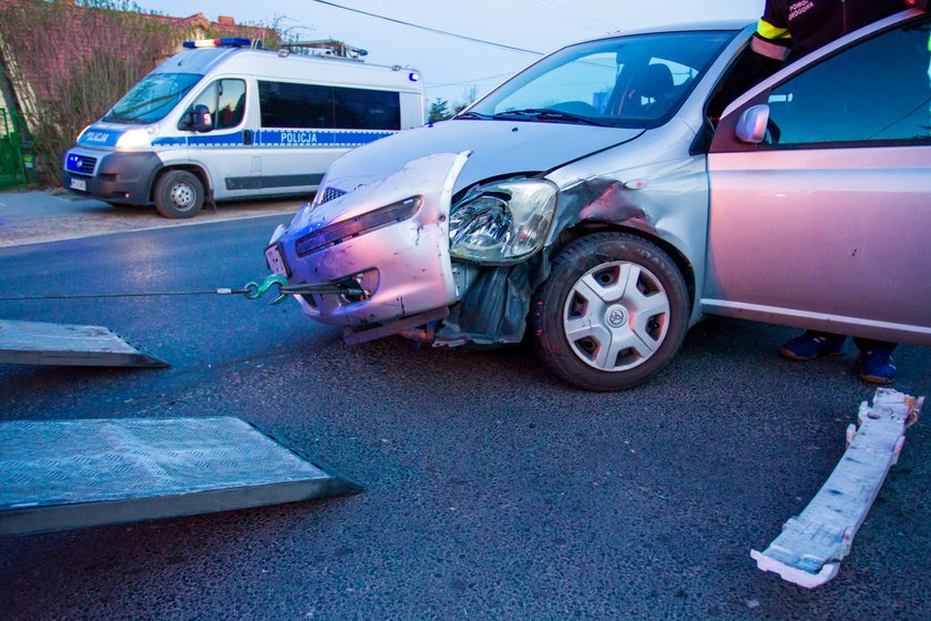 Uciekał przed policją. Wpadł na inne auto