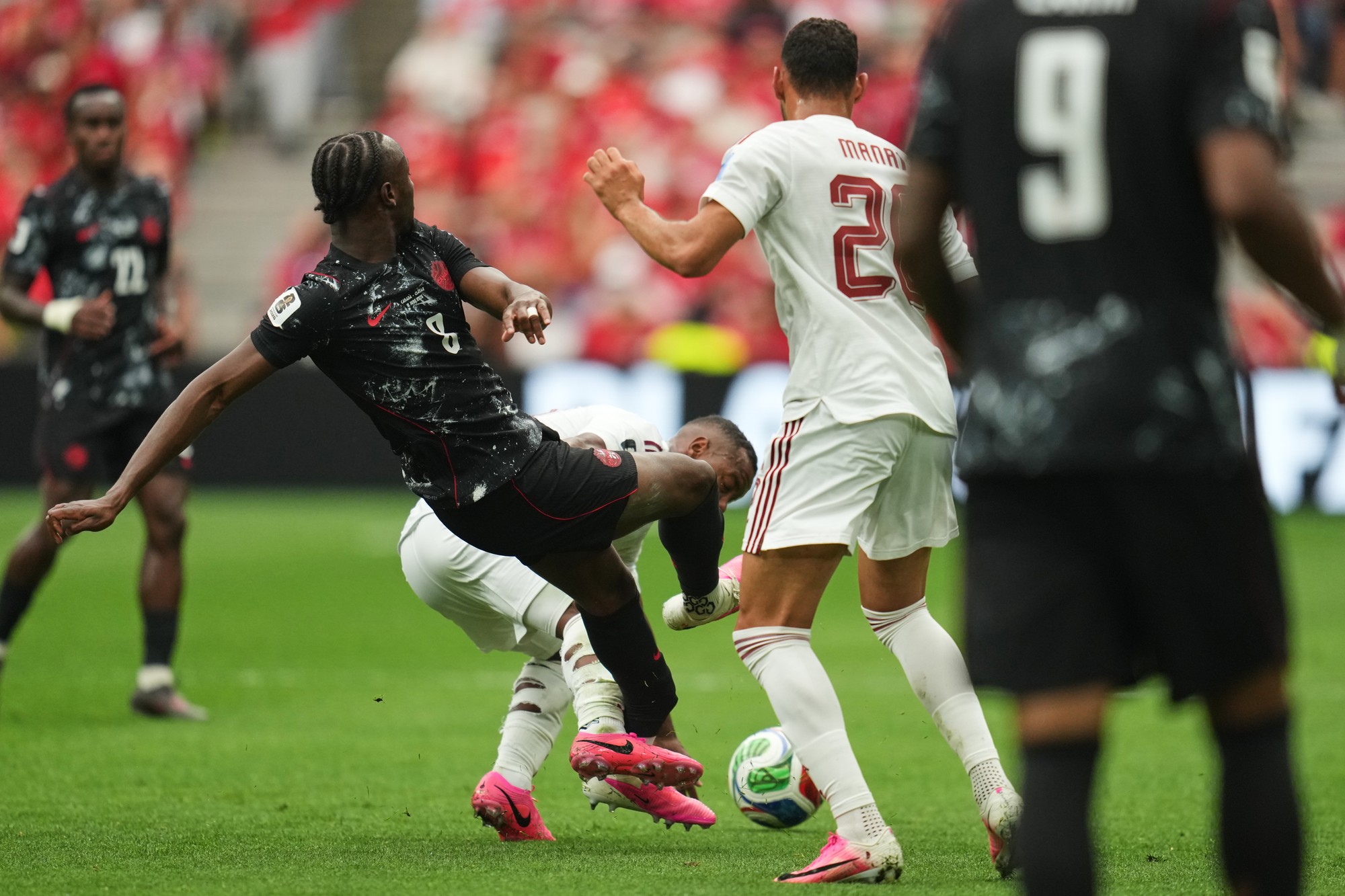 Kanaďan Ismael Kone utrpel v zápase s Katarom zlomeninu nohy. 