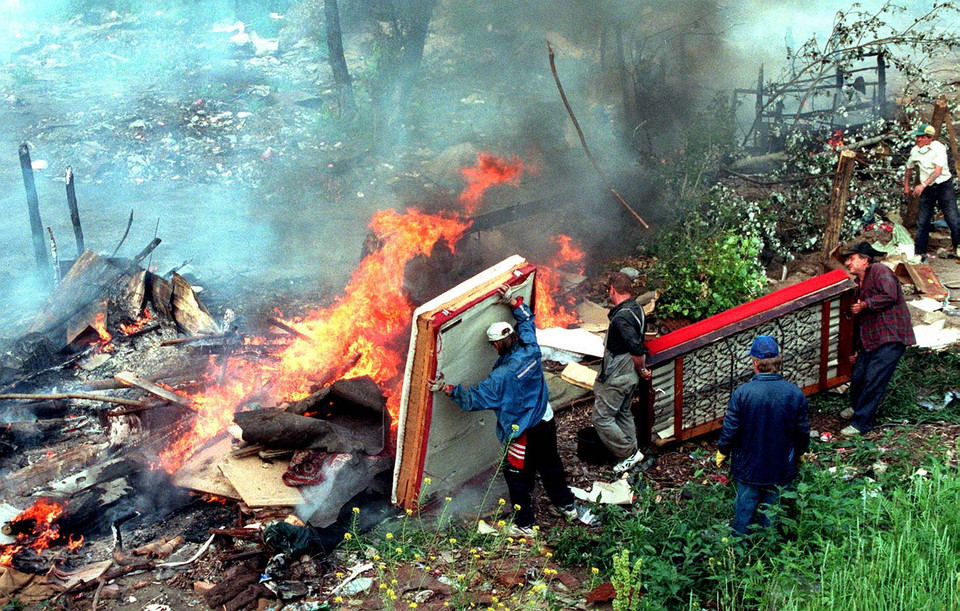Obozowisko zostało spalone a jego mieszkańcy zatrzymani. Zdjęcie z czerwca 1996 r. pokazuje pracę służb na miejscu
