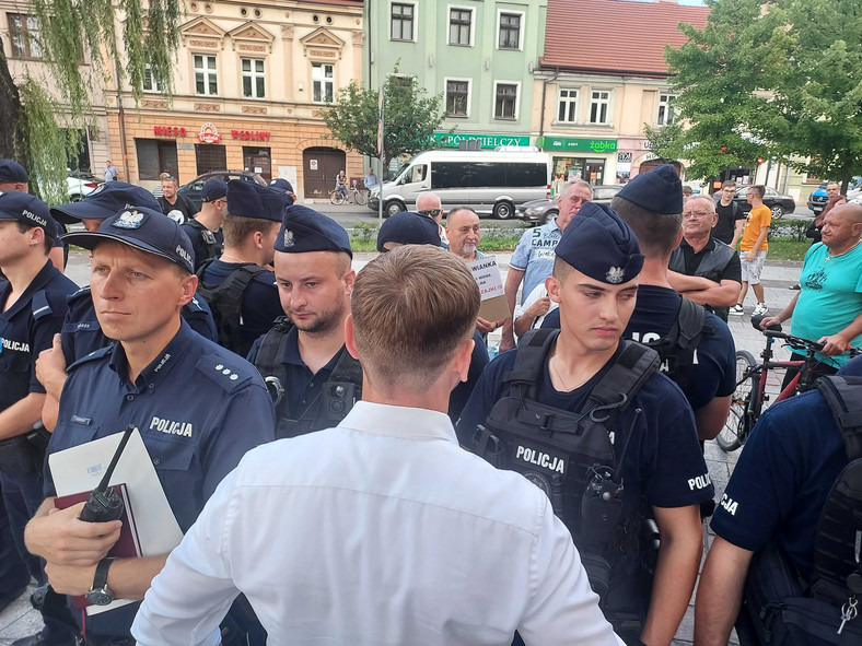Sławomir Nitras odgrodzony policyjnym kordonem od protestujących