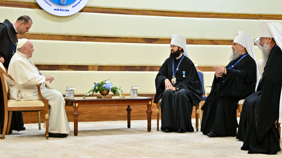Papież Franciszek oraz Metropolita Antoni (trzeci z prawej), Kazachstan,  14 września 2022 r.