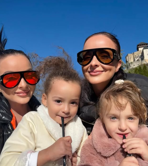 Veronika a Daniela Nízlové s dcérkami.