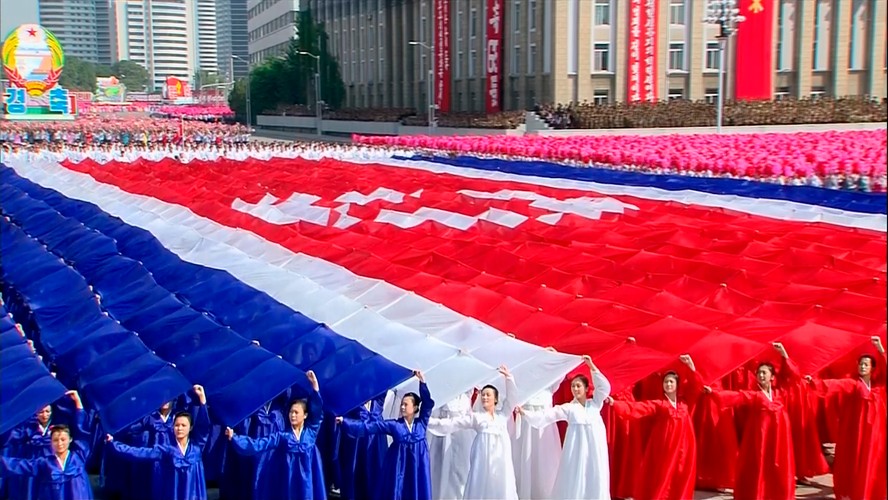 Gigantyczna żywa północnokoreańska flaga