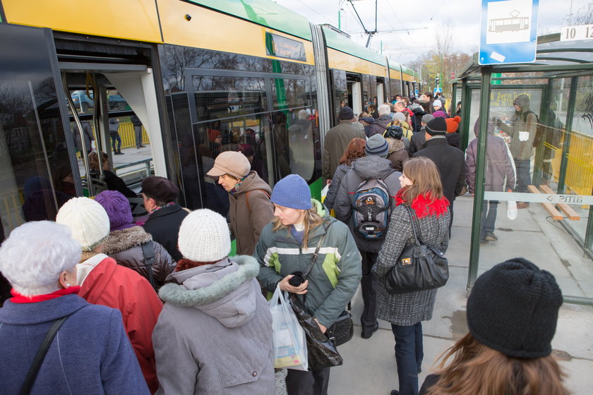 Pasażerowie na przystanku