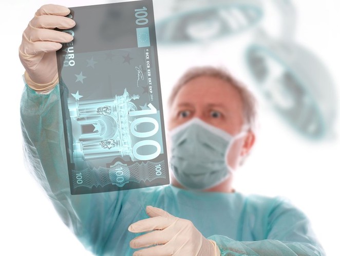 To, co skłania Was do poszukiwania prywatnej opieki, to przede wszystkim zła kondycja służby zdrowia: niekończące się kolejki i nawet kilkumiesięczny czas oczekiwania na wizytę u lekarzy specjalistów. Dlatego właśnie te czynniki wzięliśmy pod uwagę w naszym raporcie, pt. 'Prywatne pakiety medyczne'.<br>
Stworzyliśmy najlepsze oferty dla pięciu fikcyjnych person. Nie wszystkie grupy wiekowe mają porównywalny wybór. Seniorzy i kobiety w ciąży niestety nie mogą liczyć na preferencyjne warunki. Ułatwiamy im szukanie, wskazując tych ubezpieczycieli, którzy nie pomijają ich w swoich pakietach.
Zbadaliśmy również przybliżony czas oczekiwania na wizytę u lekarza specjalisty, jakość obsługi na infolinii, możliwe sposoby zapisania się na wizytę oraz dostępność placówek w miastach wojewódzkich. To ważne dla wszystkich kryteria. Niestety okazało się, że nie ma w stu procentach idealnej oferty, która w każdym z tych nich osiągnęłaby najwyższe noty. Czy jednak wszystkie są równie ważne? Nie – najważniejsze to idealne dopasowanie oferty do swoich potrzeb i taki wybór placówki, która ma to, co istotne dla nas. Wybór ułatwia oczywiście wskazanie faworytów w poszczególnych kategoriach.<br><br>
<b>Porównanie pakietów medycznych</b><br>
Persony, które wybraliśmy do analizy to:<br>
• 2-letnie dziecko,<br>
• małżeństwo z dwójką dzieci (w wieku 32 lata, 35 lat, 3 lata i 12 lat),<br>
• 30-letnia kobieta wymagająca opieki lekarzy specjalistów,<br>
• 75-letni senior,<br>
• 30-letnia kobieta w ciąży.<br>