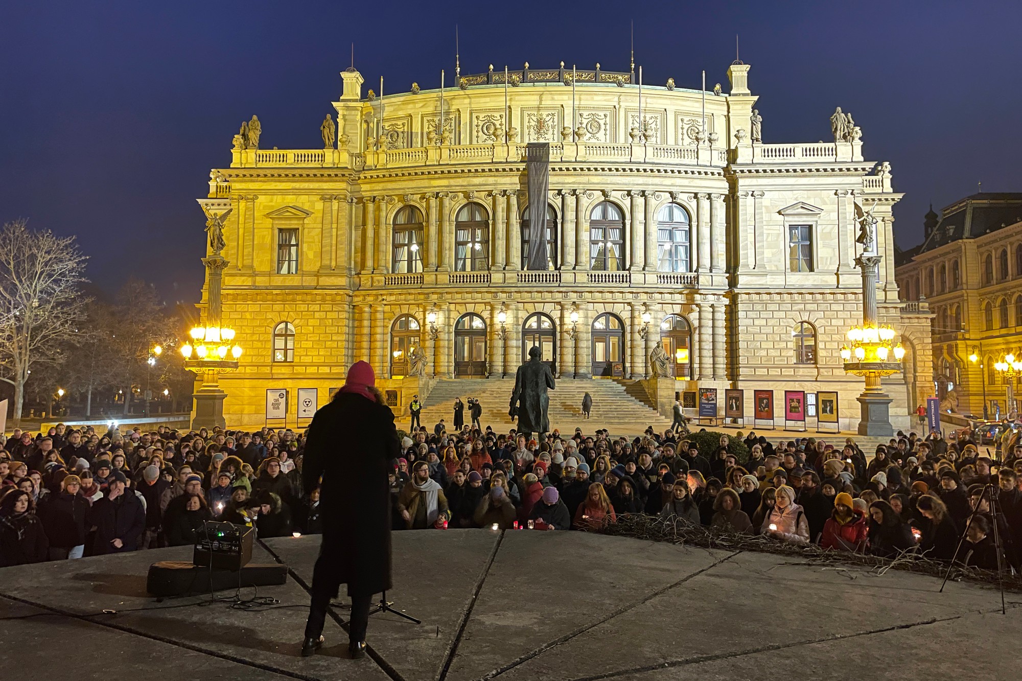 Na snímke stovky ľudí na Námestí Jana Palacha v Prahe, ktorí si prišli pripomenúť siedme výročie vraždy slovenského novinára Jána Kuciaka a jeho snúbenice Martiny Kušnírovej. Praha, 21. februára 2025.