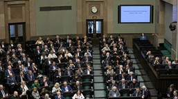 pis wspiera arkę gdynia, lecha poznań i cracovię kraków. w tym celu w sejmie powstał specjalny zespół