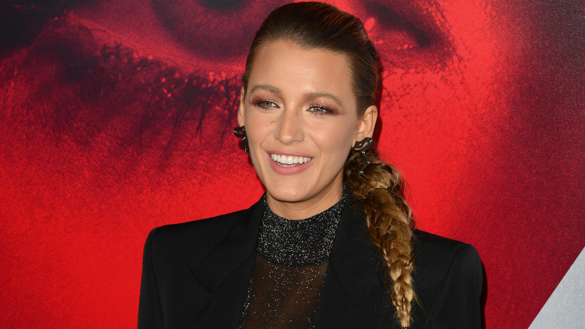 Blake Lively bez stanika na ściance