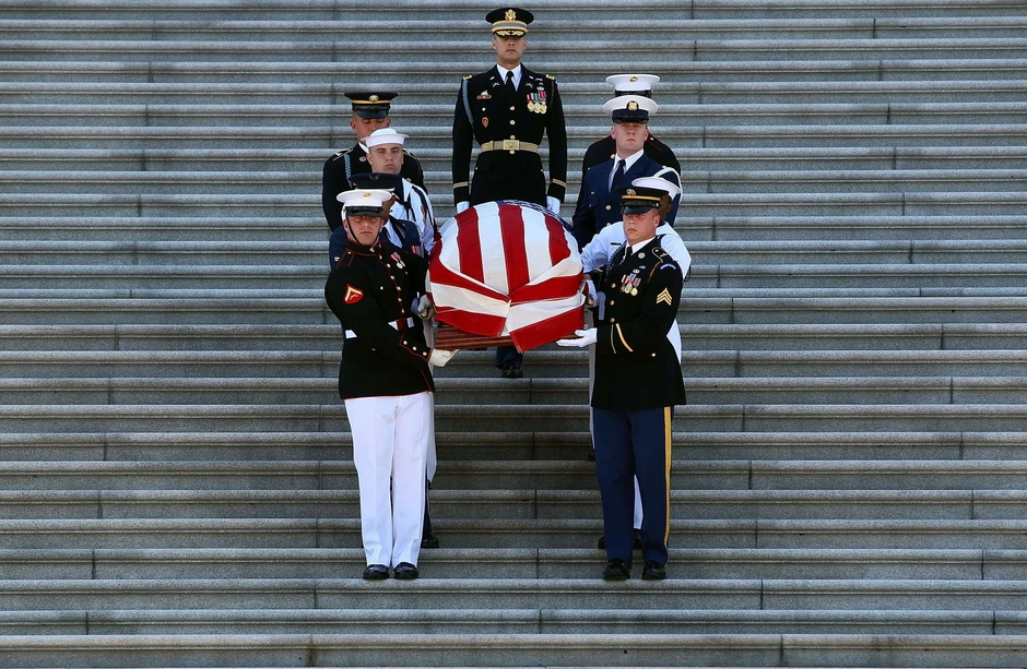 Počasna garda iznosi kovčeg Roberta Birda iz Senata